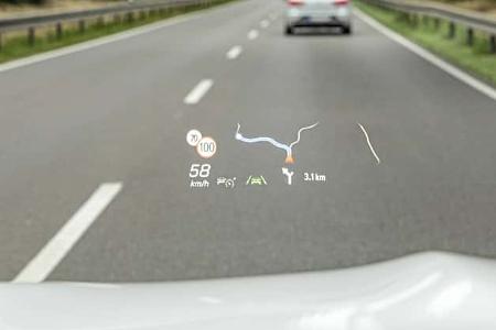 Head-up-Display im Mercedes GLB 250+ während der Fahrt, Anzeige von Geschwindigkeit, Navigation und Assistenzsystemen.