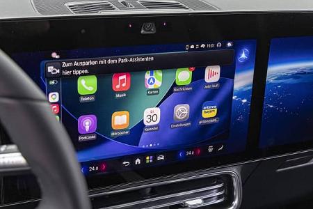 Zentraldisplay des Mercedes GLB 250+ mit aktivierter Smartphone-Integration und sichtbaren App-Symbolen im Armaturenbrett.