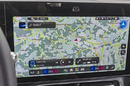 Zentraldisplay des Navigationssystems im Mercedes GLB 250+ mit Kartendarstellung und Musiksteuerung.