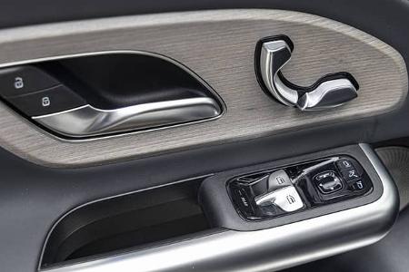 Detailaufnahme der Türinnenverkleidung eines Mercedes GLB 250+ mit Bedienelementen für elektrische Fensterheber und Sitzverstellung.