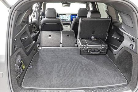 Kofferraumansicht eines Mercedes GLB 250+ mit umgeklappter Rückbank und Transportkoffer.