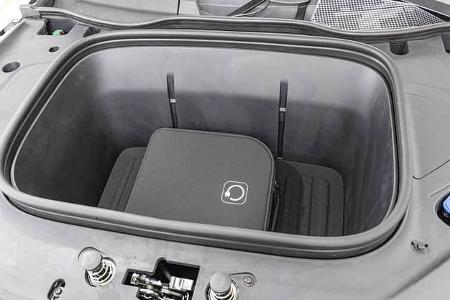Detailaufnahme des Frunks (vorderer Kofferraum) eines Mercedes GLB 250+ mit Ladekabeltasche.