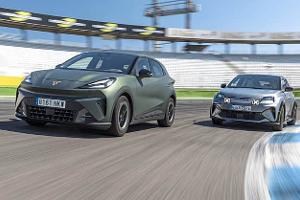 Zwei Elektro-Kompaktsportwagen, Cupra Raval und Alpine A290GTS, fahren auf dem Hockenheimring.