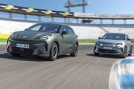 Zwei Elektro-Kompaktsportwagen, Cupra Raval und Alpine A290GTS, fahren auf dem Hockenheimring.