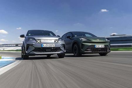 Zwei Elektrofahrzeuge, Cupra Raval und Alpine A290GTS, fahren nebeneinander auf der Rennstrecke Hockenheim.