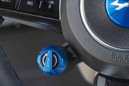 Detailaufnahme des Lenkrads der Alpine A290GTS mit blauem Fahrmodusschalter und Alpine-Logo.