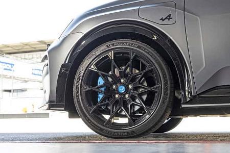 Detailaufnahme des Vorderrads eines Alpine A290GTS mit Michelin Pilot Sport Reifen und schwarzer Leichtmetallfelge.