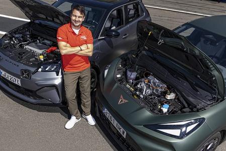 Zwei Fahrzeuge, Cupra Raval und Alpine A290GTS, mit geöffneten Motorhauben auf einer Rennstrecke. Eine Person steht zwischen den Autos.
