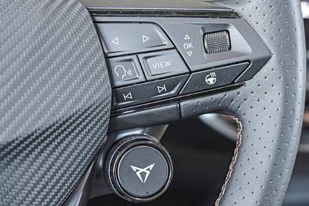 Detailaufnahme des Multifunktionslenkrads eines Cupra Raval mit Bedientasten und Cupra-Logo.