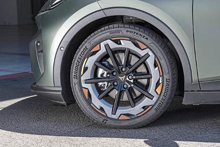 Detailaufnahme des Vorderrads eines Cupra Raval mit Bridgestone Potenza Sport Reifen und markanten Felgen.