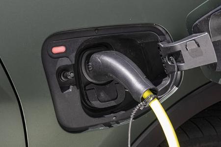 Detailaufnahme des Ladeanschlusses eines Cupra Raval mit angeschlossenem Ladekabel während des Ladevorgangs.