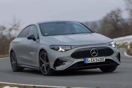 Mercedes CLA 350 EQ auf Landstraße in Kurvenfahrt, Winterlandschaft mit Restschnee.