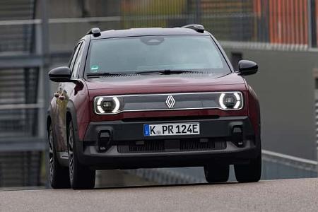 Frontansicht eines Renault 4 E-Tech 150 Comfort Range auf einer Straße, modernes Elektroauto in Rot.