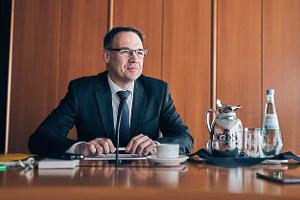 Jörg Rheinländer ist seit 2017 Vorstandsmitglied der HUK-Coburg. Der Diplom-Physiker und promovierte Mathematiker verantwortet die Bereiche Kraftfahrtversicherung, Aktuariat Komposit sowie Haftpflicht-, Unfall- und Sachversicherung.