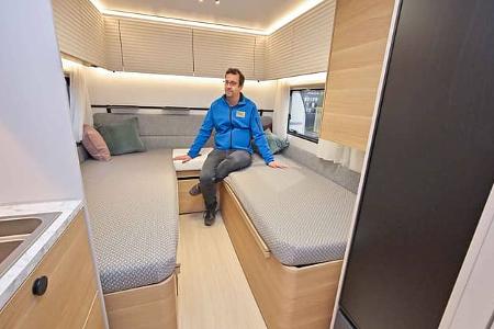 Bett, Adria Adora 532, CMT 2026, Wohnwagen, Camping