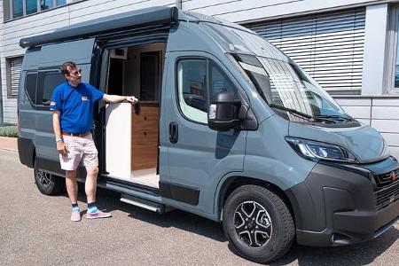 Seitenansicht Mensch, Campingbus, Bürstner