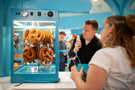 Neben Bratwürsten, Zuckerwatte und Eiskaffee gibt es auch Brezeln aus Plüsch.