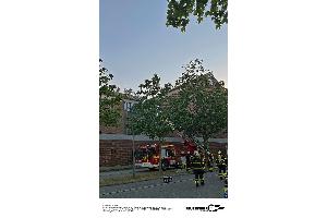 Die Feuerwehr München im Einsatz bei einem Dachstuhlbrand einer Kirche in Untergiesing.