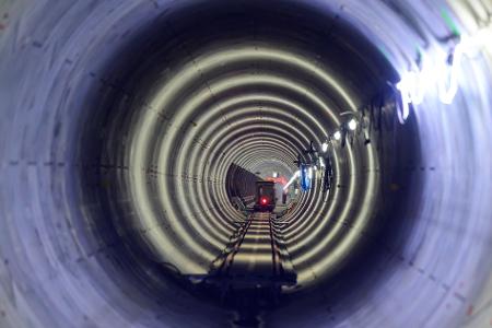 Blick in die Röhre: Zwischen Wewelsfleth in Schleswig-Holstein und Wischhafen in Niedersachsen ist der Suedlink-Tunnel unter der Elbe fertig geworden.