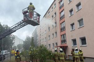 © Feuerwehr Dresden
Mit Lüftern wird von innen der Brandrauch aus der Wohnung gedrückt.