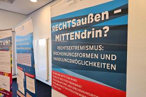 RECHTSaußen - MITTENdrin