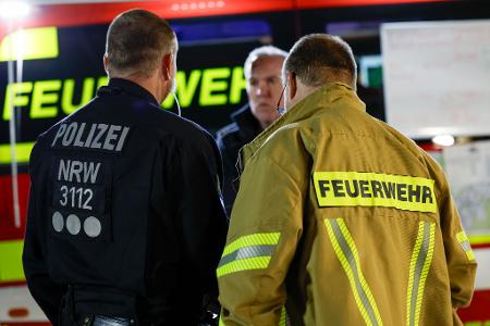 Es sind weiterhin Hunderte Kräfte im Einsatz. 