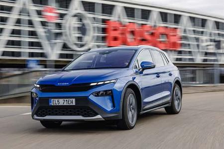 Blauer Skoda Elroq 85 77kWh fährt auf städtischer Straße vor Bosch-Gebäude.