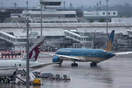 Ein Boeing-Dreamliner der Vietnam Airlines wartet am Flughafen München auf den Start. 