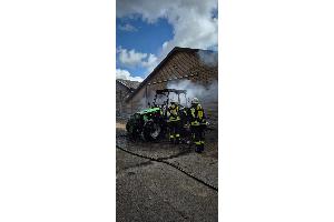 Ein Trupp unter Atemschutz während der Löscharbeiten.

Foto: Gemeindepressesprecher, S. Eriksen