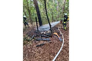 Die Feuerwehr bei den Nachlöscharbeiten