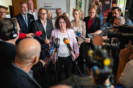 Die Fraktionsvorsitzende des BSW im Thüringer Landtag, Sigrid Hupach (M), erklärt das Votum der Landtagsfraktion. 