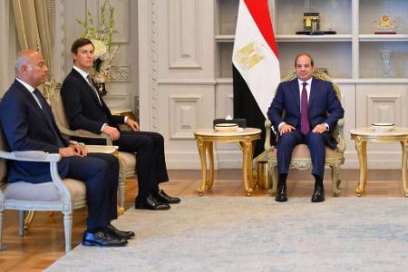 Der ägyptische Präsident Abdel Fattah al-Sisi (r.) traf am Sonntag den US-Unterhändler Jared Kushner.