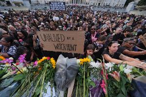 Menschen legten Blumen nieder.