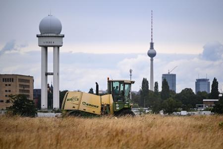Ein Mähdrescher fährt auf der Tempelhofer Freiheit. Auf dem Tempelhofer Feld hat die jährliche Großmahd des rund 135 Hektar großen inneren Wiesenrings begonnen. Der Schnitt erfolgt in Abstimmung mit dem Naturschutz erst im Spätsommer, sobald die Jungvögel der geschützten Feldlerche flügge sind.