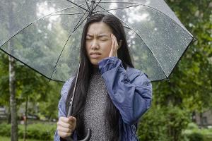 Warum bekommen wir bei Wetterwechsel Kopfschmerzen?