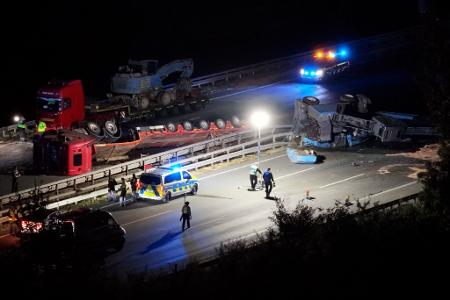 Vollsperrung auf der A2 durch Schwertransporter