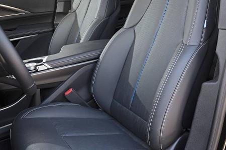 Detailaufnahme der Vordersitze eines Cadillac Lyriq-V, fotografiert von der Fahrerseite mit Fokus auf die Sitzpolster und das Interieur.