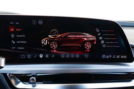 Digitales Cockpit des Cadillac Lyriq-V mit Anzeige verschiedener Fahrmodi und Fahrzeugstatus.