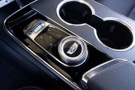 Detailaufnahme des Dreh-Drück-Rückstellers und der Mittelkonsole im Cadillac Lyriq-V.