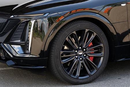 Detailaufnahme des Vorderrads und Frontbereichs eines Cadillac Lyriq-V, Fokus auf Felge und Bremsanlage.