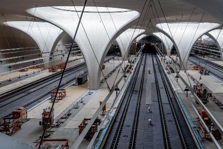 In der Halle des neuen Tiefbahnhofs in Stuttgart soll es auch ohne Klimaanlage kühl bleiben, sagt die Bahn in einem Video. Die Zuschauer sind eher skeptisch. (Archivbild)