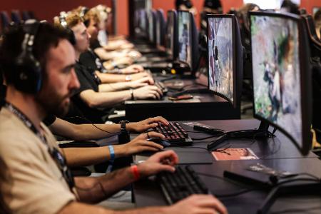 Einmal zur Probe spielen, bitte: Gamescom-Besucher im Jahr 2025. Auch dieses Jahr dürfte es voll werden bei dem Gamingevent. (Archivbild)