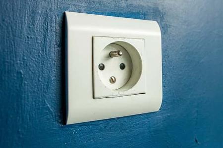 In Frankreich wird die Steckdose Typ E mit Erdungsstift in der Mitte verwendet. Belgien, Polen und die Tschechische Republik nutzen sie auch. Der klassische Schuko-Stecker (CEE 7/7) passt trotzdem, weil er ein Hybridsystem für die Steckdosen Typ F und Typ E ist.