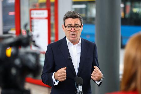 Premierminister Andy Burnham bekam Nachrichten von jemandem, der sich als Trump-Beraterin ausgab - und wurde misstrauisch. 