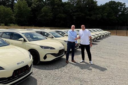 BYD Seal 6 als Taxi, Carsten Schopf, Direktor B2B bei BYD Deutschland (links); Thorsten Schumacher, Geschäftsführer Lang Gruppe