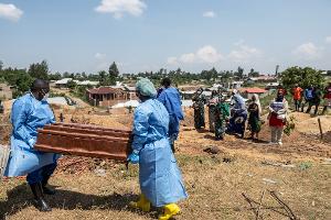 Verstorbene Ebola-Patienten sind hochansteckend und müssen unter besonderen Sicherheitsvorkehrungen beigesetzt werden. (Archivbild)