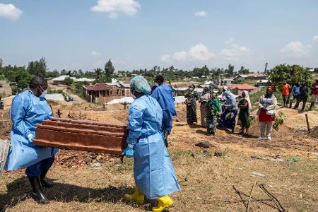 Verstorbene Ebola-Patienten sind hochansteckend und müssen unter besonderen Sicherheitsvorkehrungen beigesetzt werden. (Archivbild)