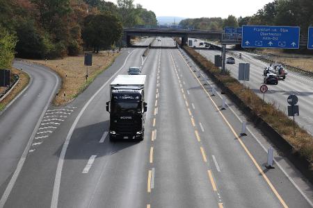 Fast alle Bundesländer haben das Fahrverbot für Lkw an Sonn- und Feiertagen vorübergehend aufgehoben.