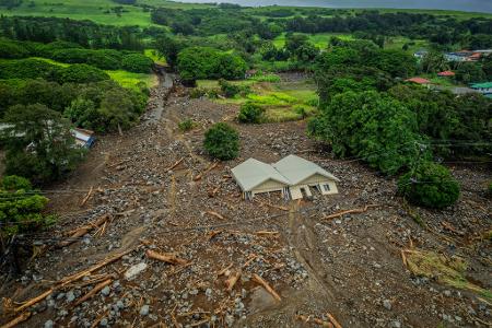 Häuser in der Ortschaft Naalehu auf der Hawaii-Insel „Big Island“, nachdem ein heftiges Unwetter über das Gebiet hinweggefegt war.