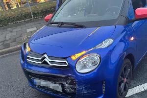 Der Citroen war nicht mehr fahrbereit und wurde im Anschluss an die Unfallaufnahme abgeschleppt.